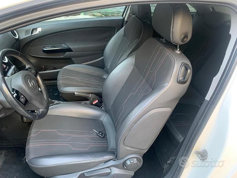 Usata Opel Corsa Edition 85 CV (62 kW) 2011 Bianco Berlina