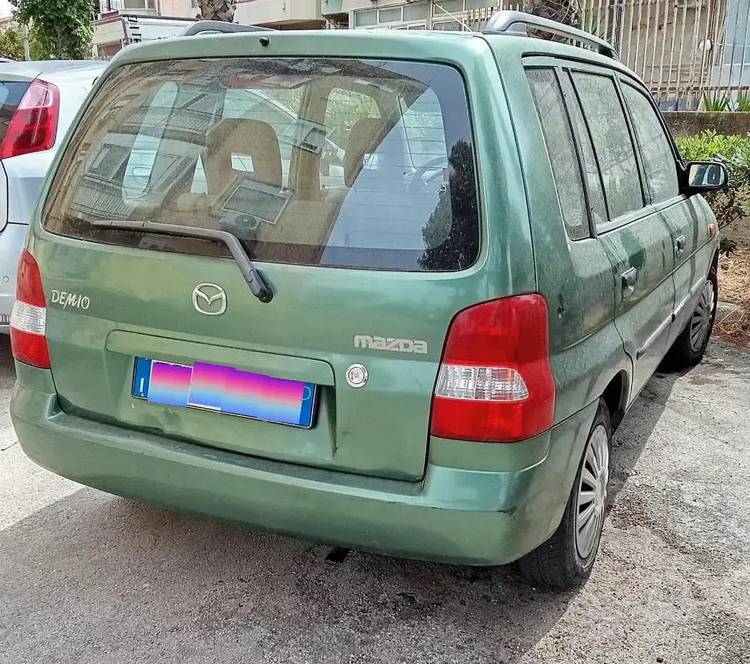 Usata Mazda Demio 72 CV (52 kW) 2001 Verde Utilitaria