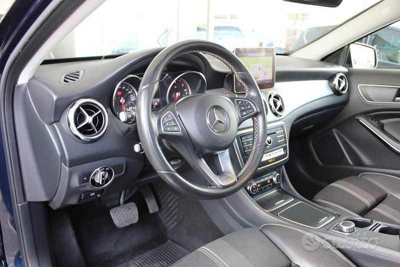 Usata Mercedes GLA180 109 CV (80 kW) 2018 Blu SUV