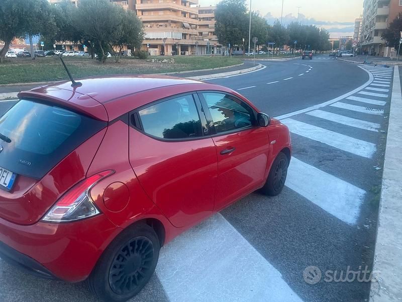 Usata Lancia Ypsilon 69 CV (50 kW) 2021 Rosso Utilitaria