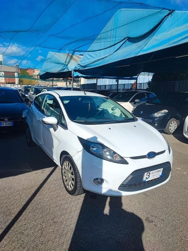 Usata Ford Fiesta Titanium 96 CV (70 kW) 2012 Bianco Utilitaria