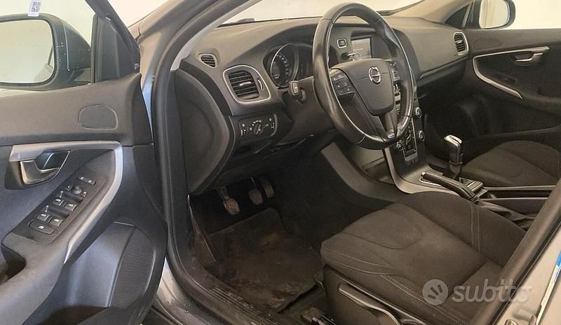 Usata Volvo V40 Momentum 120 CV (88 kW) 2017 Grigio Berlina