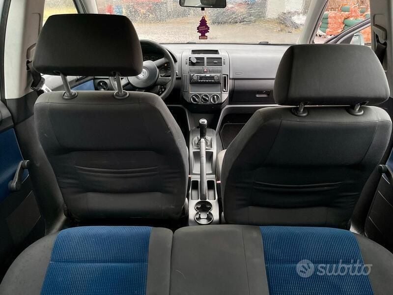 Usado VW Polo 75 CV (55 kW) 2006 Gris Utilitario