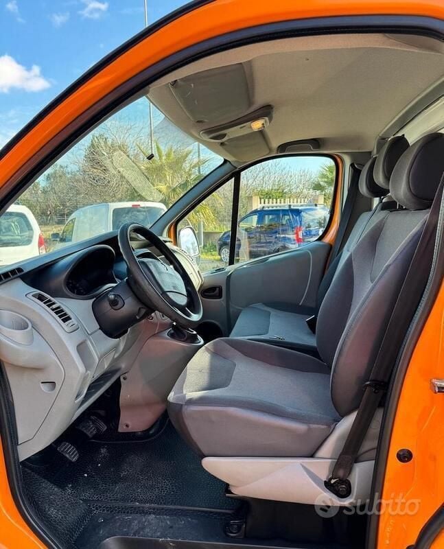 Usata Renault Trafic 115 CV (84 kW) 2012 Arancione Monovolume