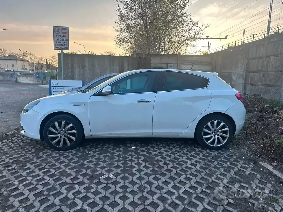 Brugt Alfa Romeo Giulietta 120 HK (88 kW) 2011 Hvid Hatchback