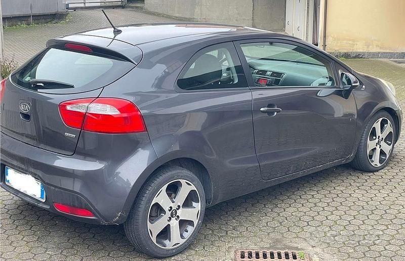 Usata Kia Rio 90 CV (66 kW) 2012 Grigio Utilitaria