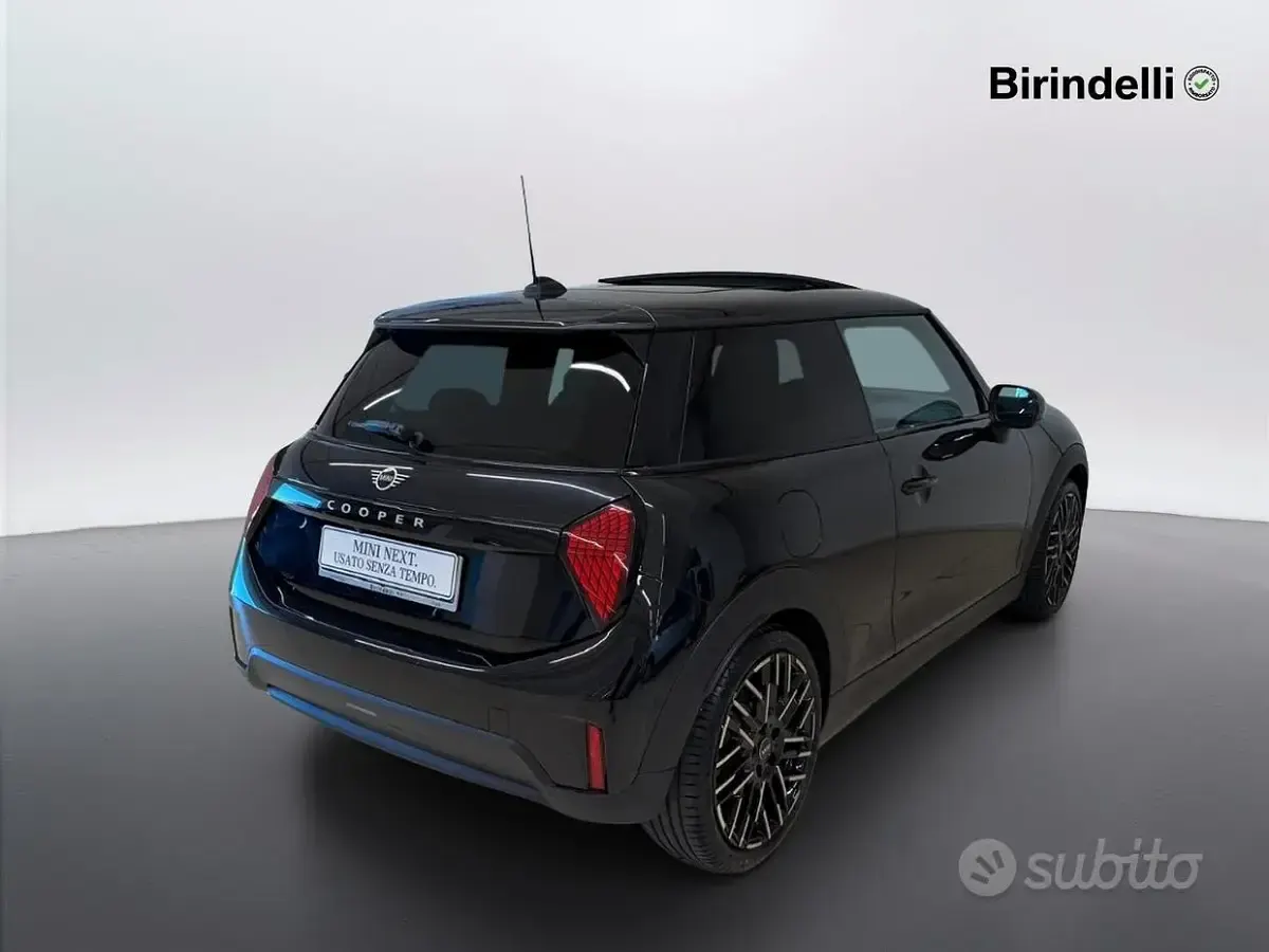 Usata Mini Cooper Favoured 156 CV (114 kW) 2024 Midnight black metallizzato Utilitaria