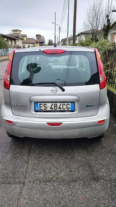 Usata Nissan Note Visia 90 CV (66 kW) 2013 Argento Utilitaria
