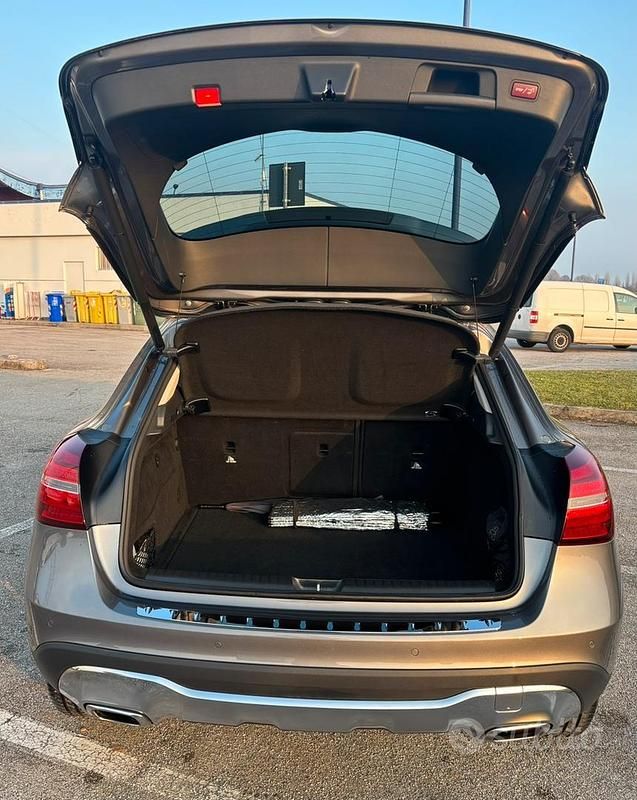 Usata Mercedes GLA200 136 CV (100 kW) 2019 Grigio SUV