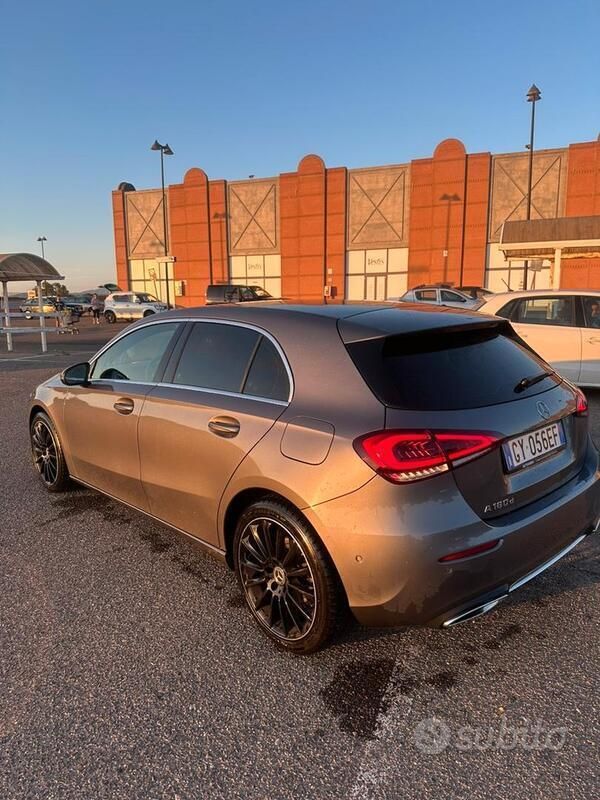 Usata Mercedes A180 116 CV (85 kW) 2019 Grigio Berlina