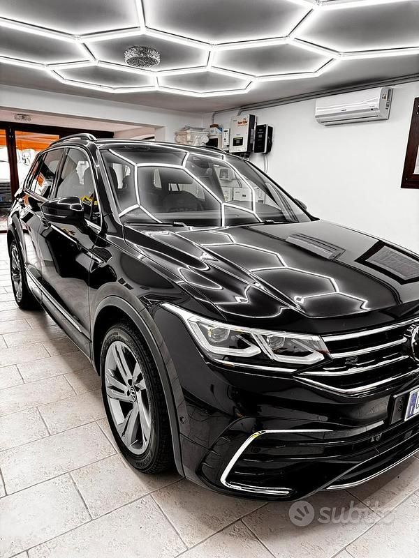 Usata 2024 VW Tiguan R-line SUV | 33.900 € (Molto cara) - Immagine 1/4