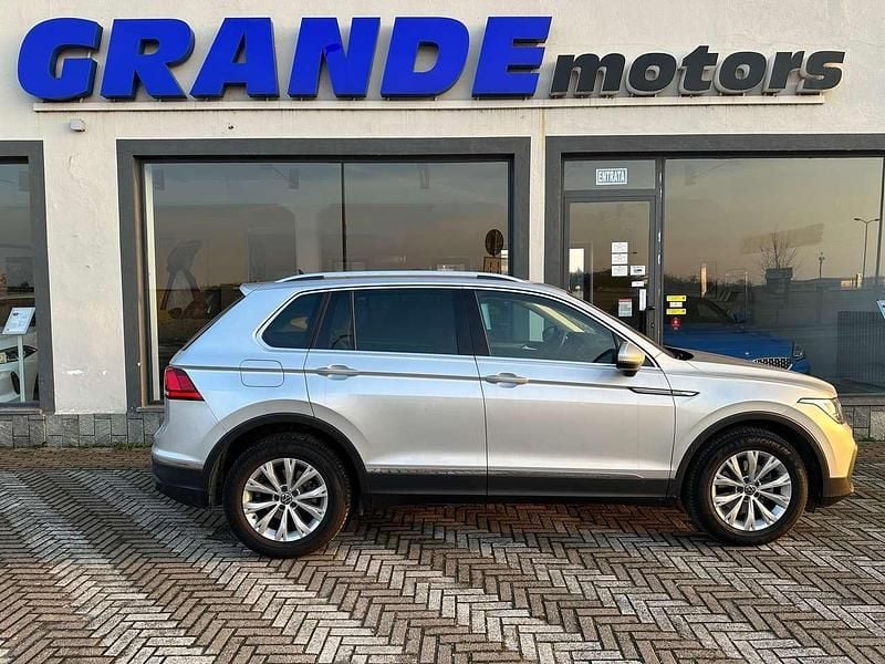 Usata VW Tiguan Life 131 CV (96 kW) 2023 Argento metallizzato SUV