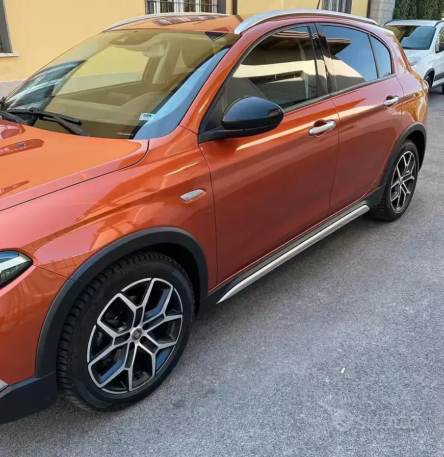 Usata Fiat Tipo Cross 131 CV (96 kW) 2022 Arancione Berlina