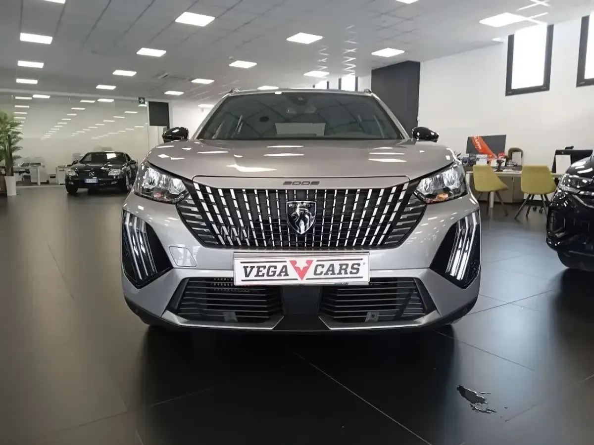 Usata Peugeot 2008 Allure 101 CV (74 kW) 2025 Grigio SUV
