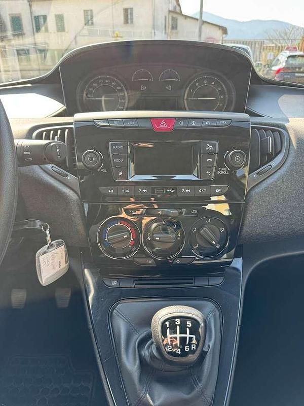 Usata Lancia Ypsilon Silver 69 CV (50 kW) 2023 Argento Utilitaria