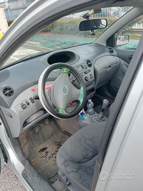 Usata Toyota Yaris 75 CV (55 kW) 2003 Grigio Utilitaria
