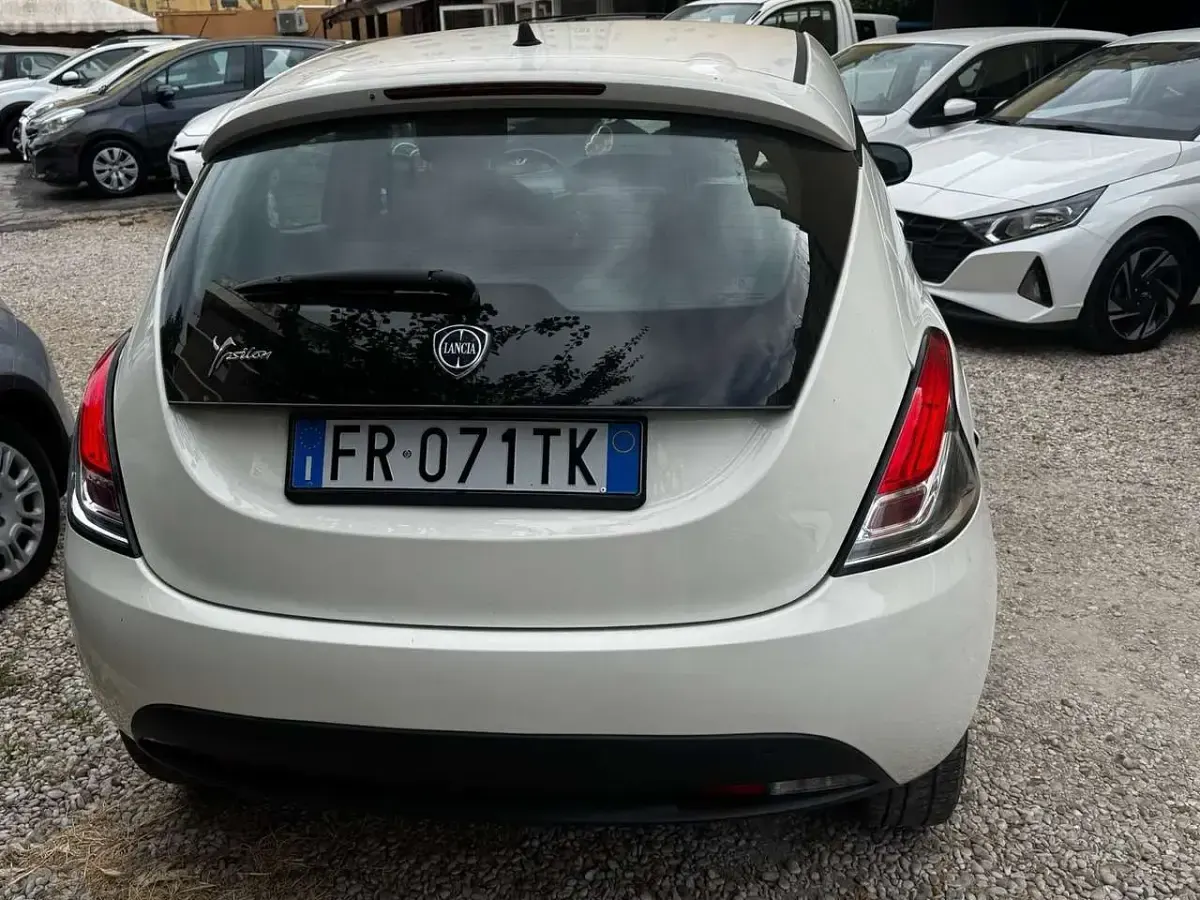 Usata Lancia Ypsilon Gold 69 CV (50 kW) 2018 Bianco Utilitaria