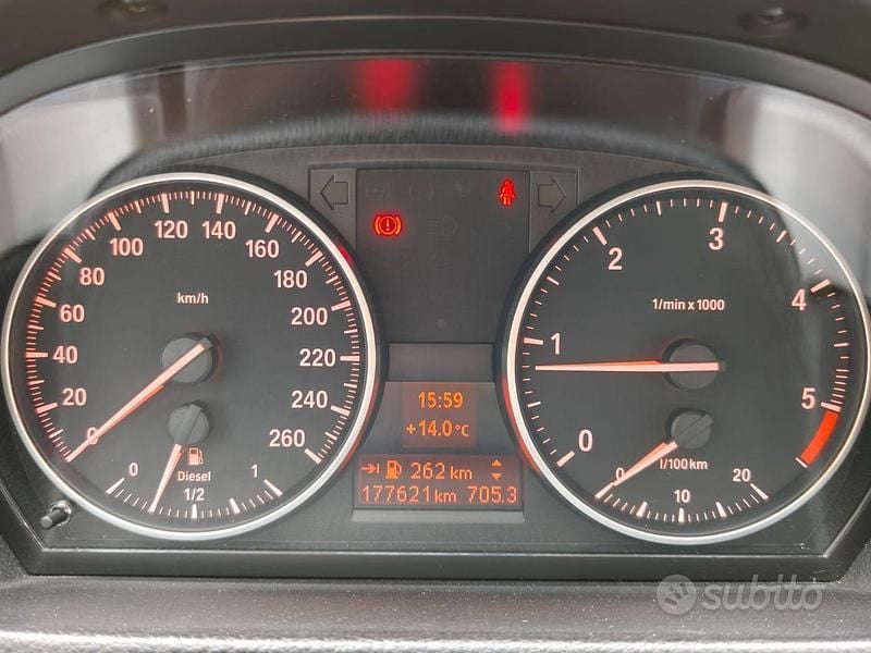 Usata BMW 318 143 CV (105 kW) 2010 Grigio Station wagon