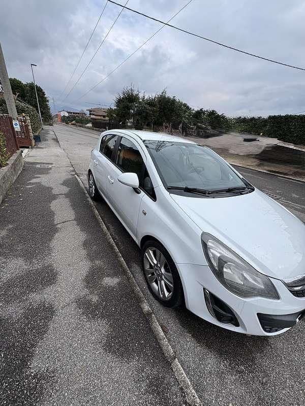 Usata Opel Corsa 101 CV (74 kW) 2013 Bianco Utilitaria