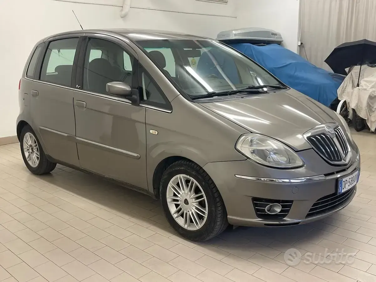 Usata Lancia Musa 95 CV (69 kW) 2008 Marrone Monovolume