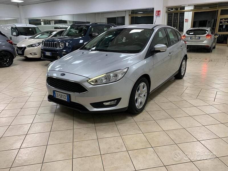 Grigio Usata 2014 Ford Focus Tre volumi | 8200 € (Buon prezzo) - Immagine 1/4