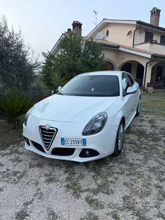 Usata Alfa Romeo Giulietta Distinctive 170 CV (125 kW) 2011 Bianco Utilitaria