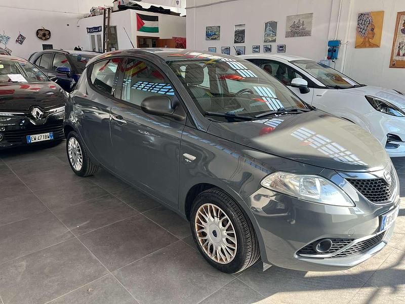 Usata Lancia Ypsilon Silver 69 CV (50 kW) 2016 Grigio Utilitaria