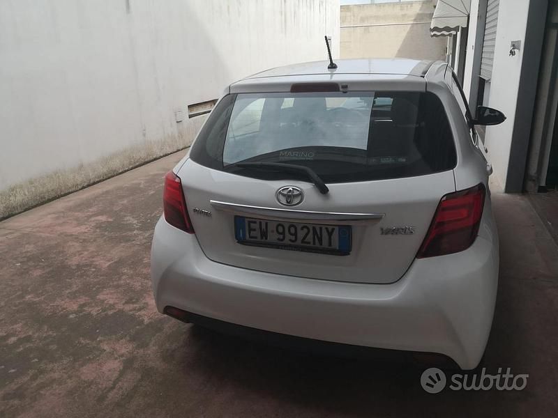 Usata Toyota Yaris 101 CV (74 kW) 2014 Bianco Utilitaria