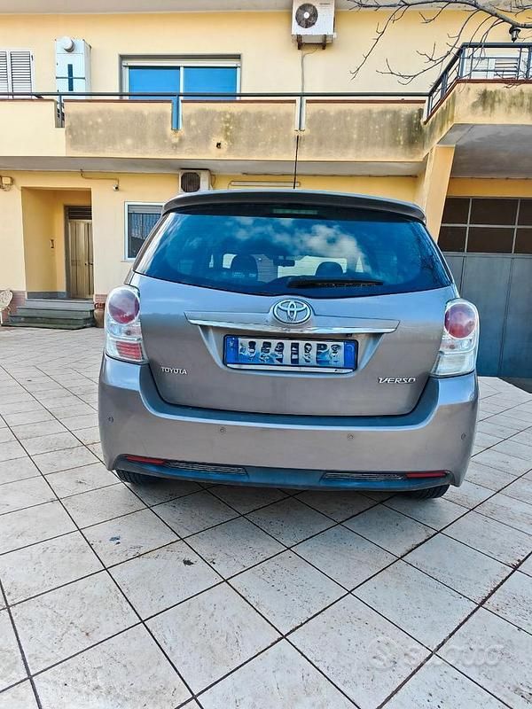 Usata Toyota Verso 112 CV (82 kW) 2014 Grigio Monovolume