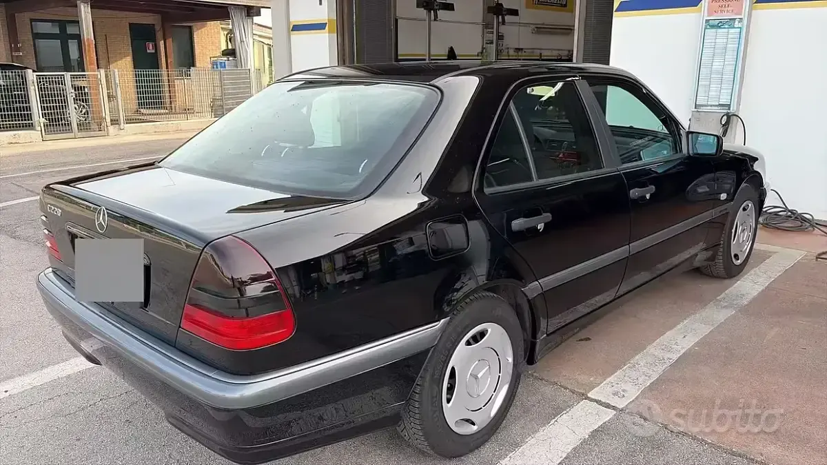 Usata Mercedes C220 95 CV (69 kW) 1998 Nero Berlina