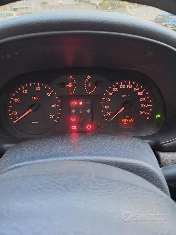 Usata Renault Clio II 58 CV (42 kW) 2001 Grigio Utilitaria