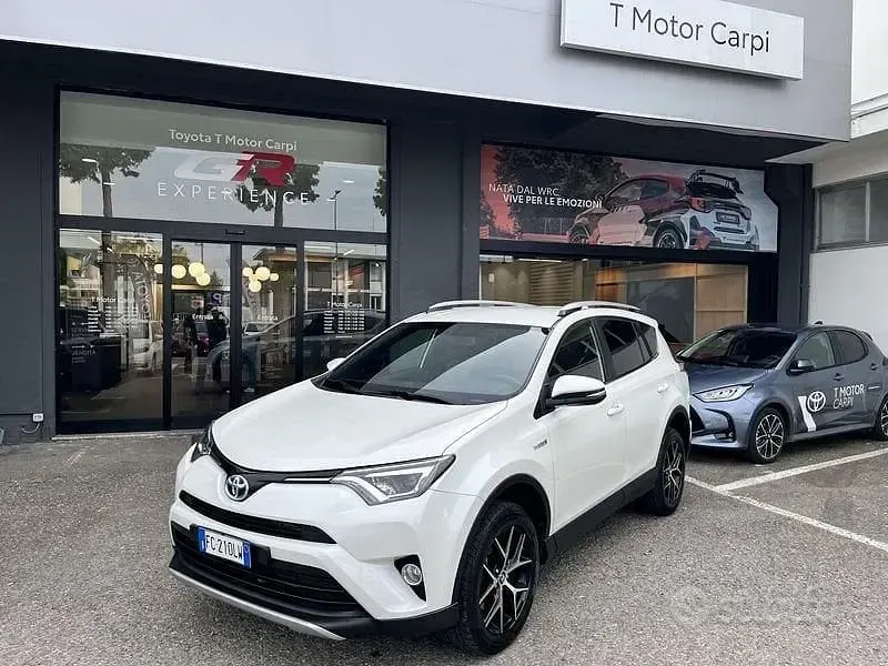 Usata Toyota RAV4 Hybrid Lounge 197 CV (144 kW) 2016 SUV
