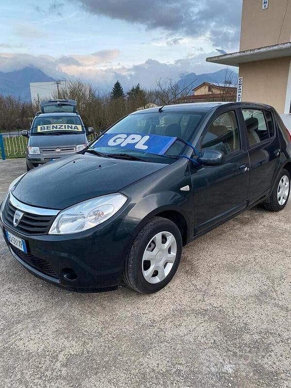Grigio Usata 2010 Dacia Sandero Due volumi | 4000 € (Buon prezzo) - Immagine 1/4