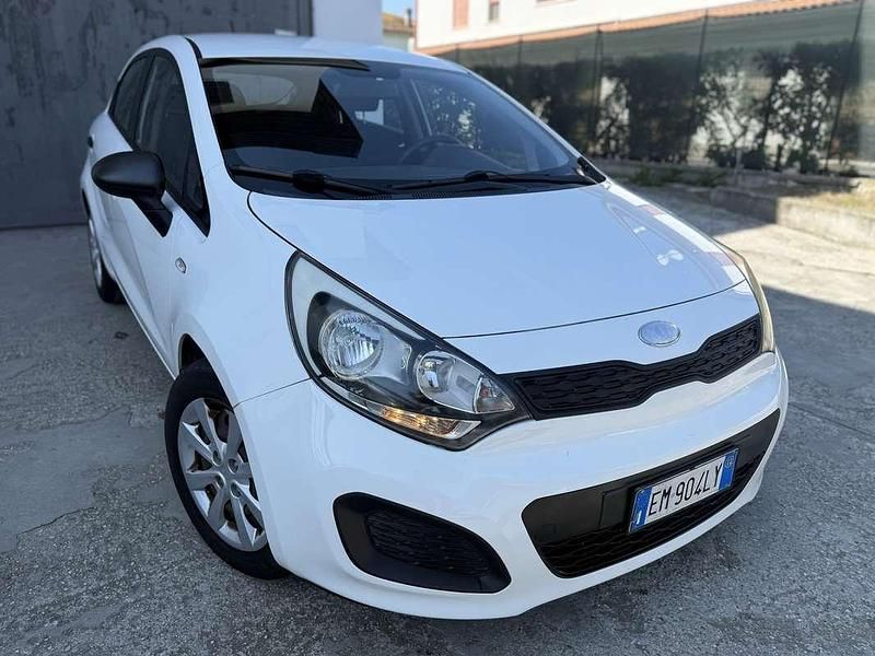 Usata Kia Rio 75 CV (55 kW) 2012 Bianco Berlina