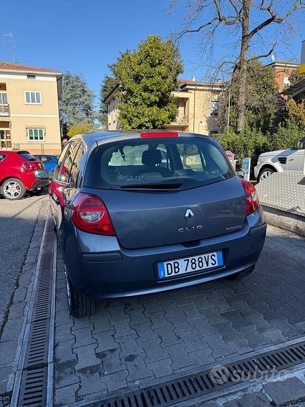 Usata Renault Clio II 74 CV (54 kW) 2006 Grigio Berlina