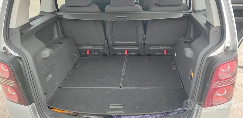 Usata VW Touran 140 CV (102 kW) 2010 Grigio Monovolume