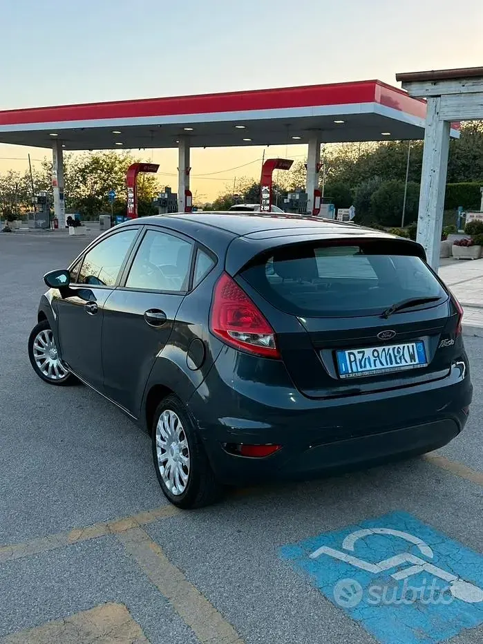 Usata Ford Fiesta 68 CV (50 kW) 2010 Blu Berlina