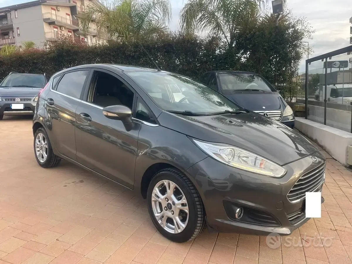 Usata Ford Fiesta 95 CV (69 kW) 2016 Grigio Utilitaria