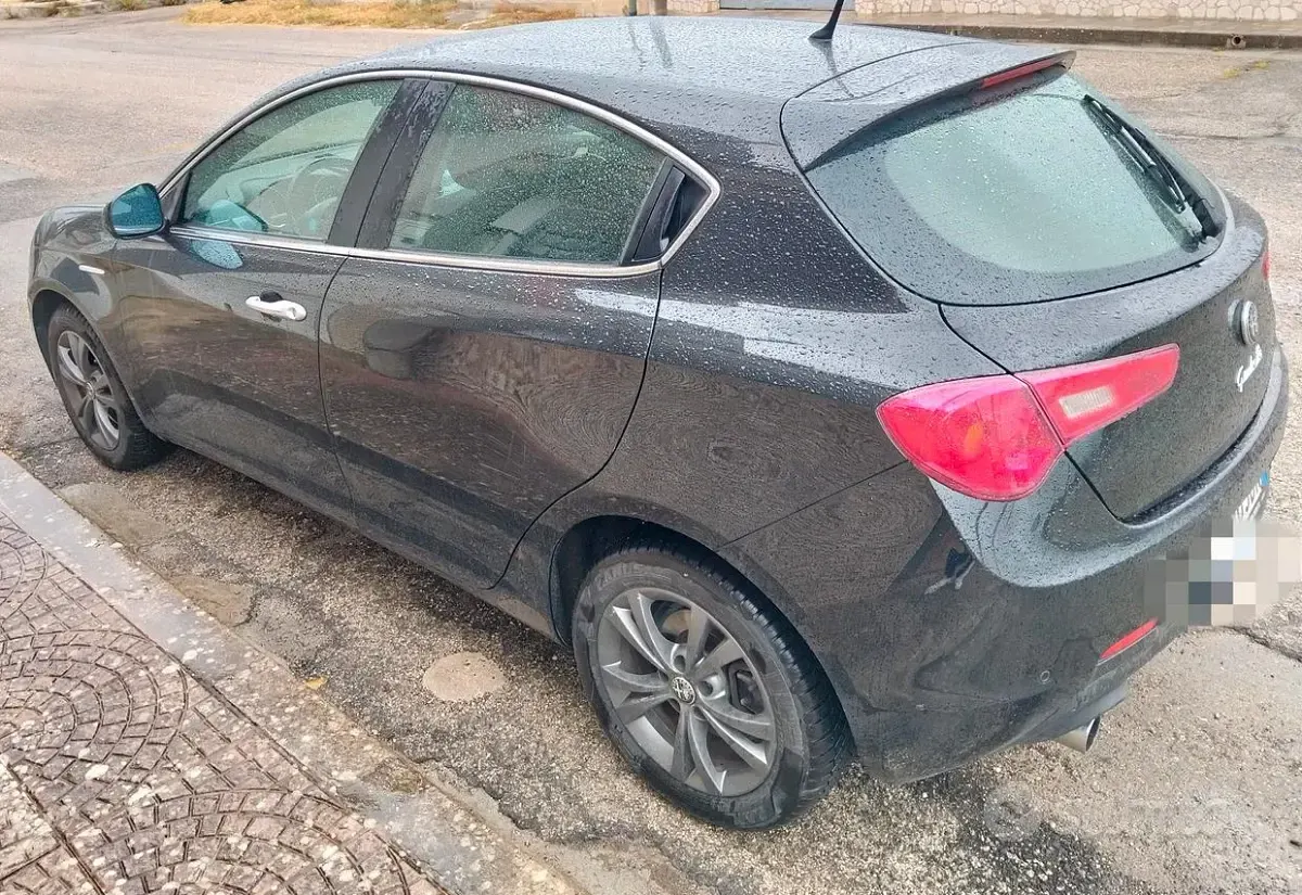 Second-hand Alfa Romeo Giulietta 140 CP (102 kW) 2012 Negru Hatchback