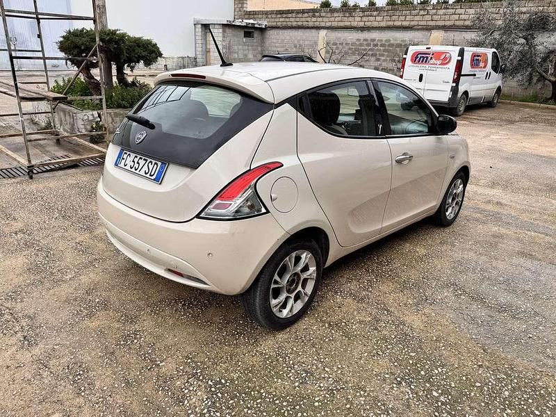 Usata Lancia Ypsilon Platinum 95 CV (69 kW) 2015 Bianco Utilitaria