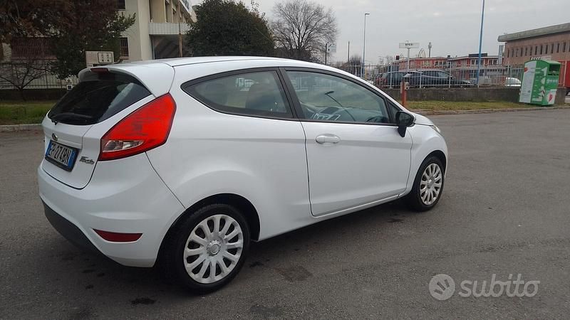 Usata Ford Fiesta 60 CV (44 kW) 2012 Bianco Utilitaria