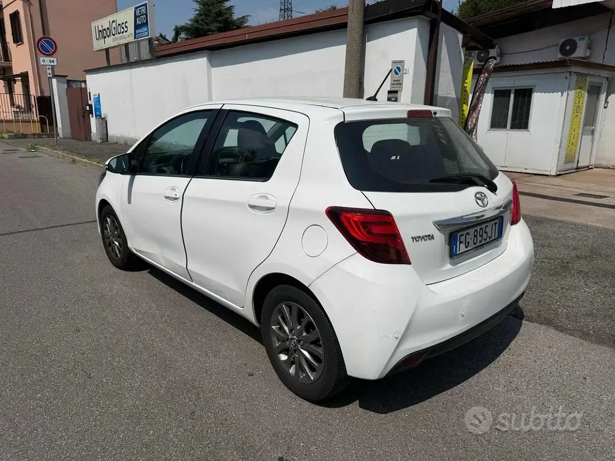 Usata Toyota Yaris Trend 69 CV (50 kW) 2017 Bianco Berlina