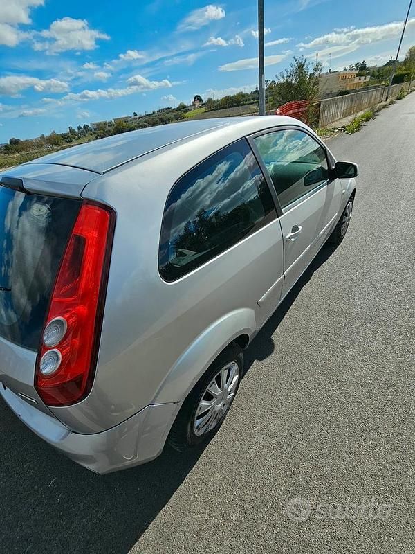 Usado Ford Fiesta 73 HP (53 kW) 2008 Cinzento Citadino