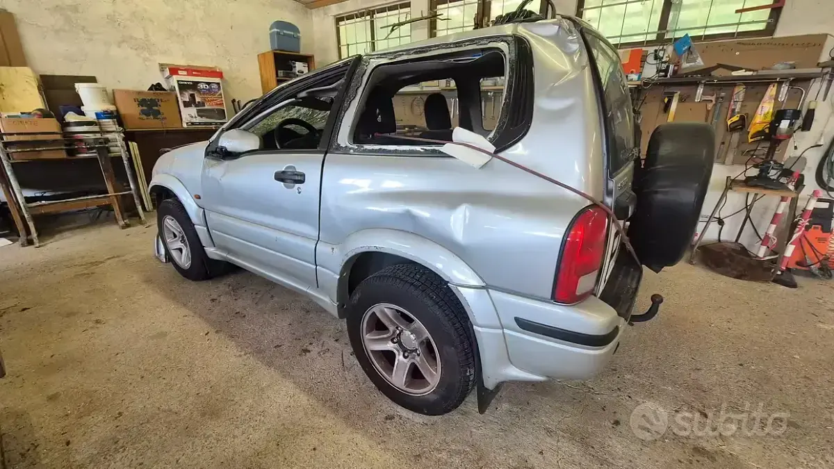 Usata Suzuki Vitara 94 CV (69 kW) 2005 Grigio SUV