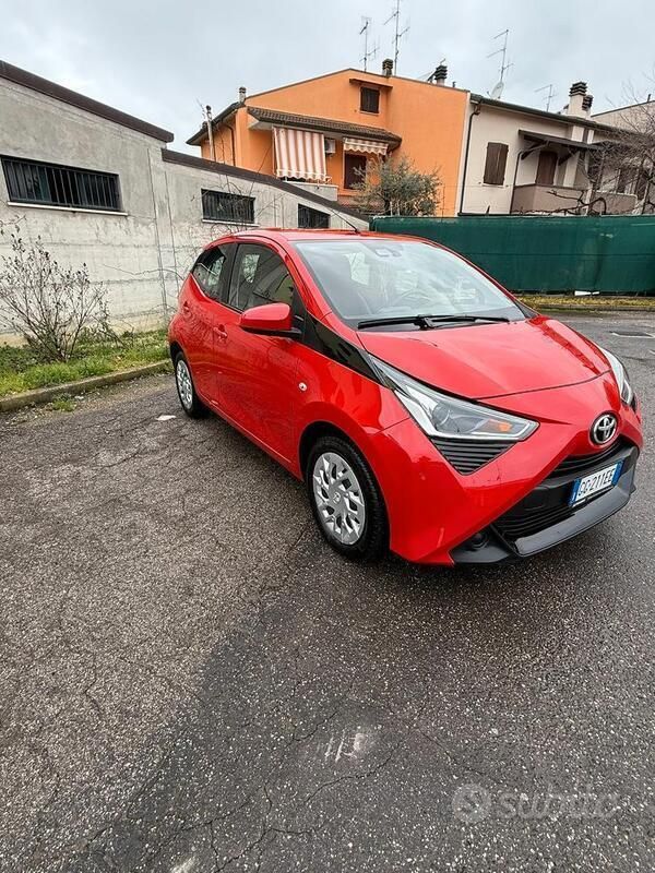 Usata Toyota Aygo 68 CV (50 kW) 2021 Rosso Utilitaria