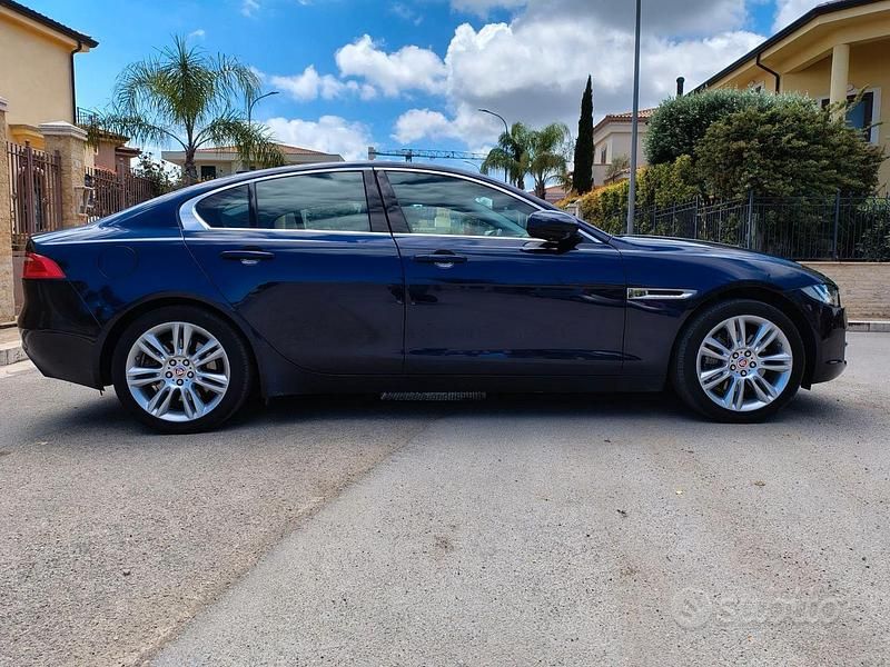 Usata Jaguar XE Prestige 180 CV (132 kW) 2016 Blu/azzurro Berlina
