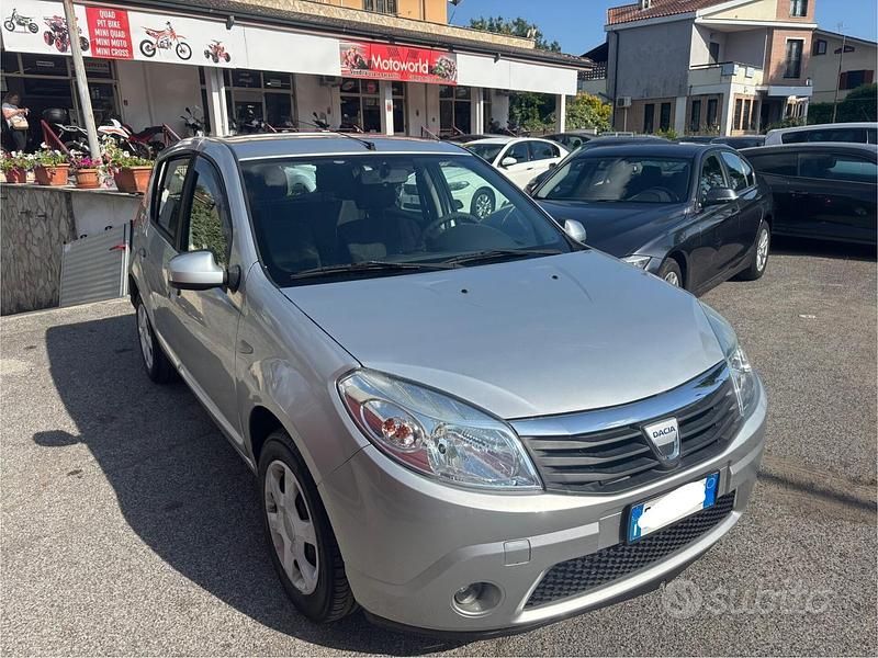 Argento Usata 2010 Dacia Sandero Due volumi | 2900 € (Ottimo prezzo) - Immagine 1/4