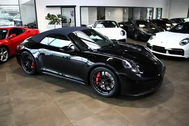 Usata Porsche 992 541 CV (397 kW) 2025 Nero metallizzato Cabrio