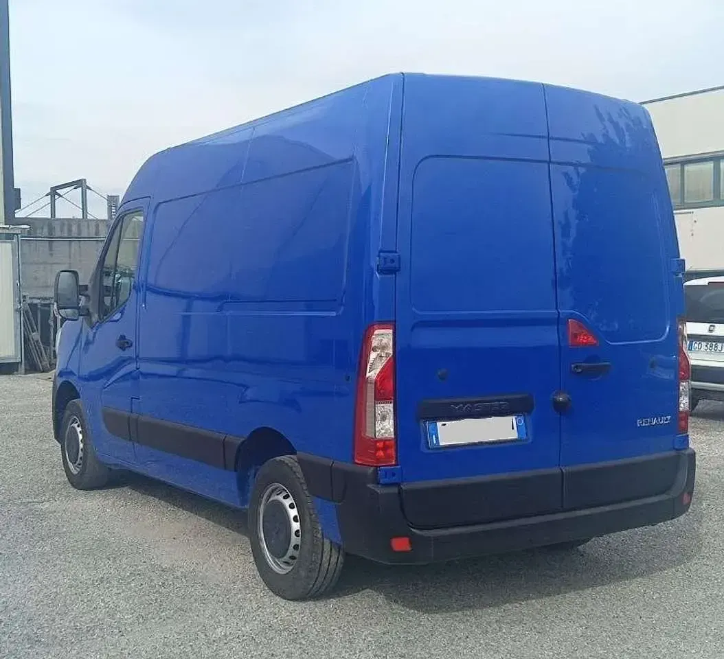 Usata Renault Master 136 CV (100 kW) 2023 Blu/azzurro Monovolume