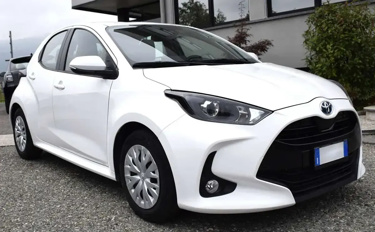Usata Toyota Yaris Hybrid Active 92 CV (67 kW) 2023 Bianco Berlina